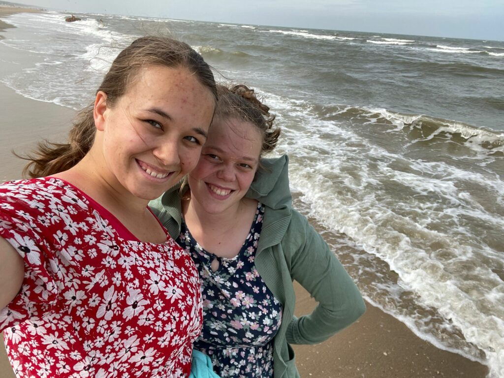 Links: Loa Hostettler, 20 Jahre alt, sie/ihr | Rechts: Joy Gerber, 19 Jahre alt, sie/ihr