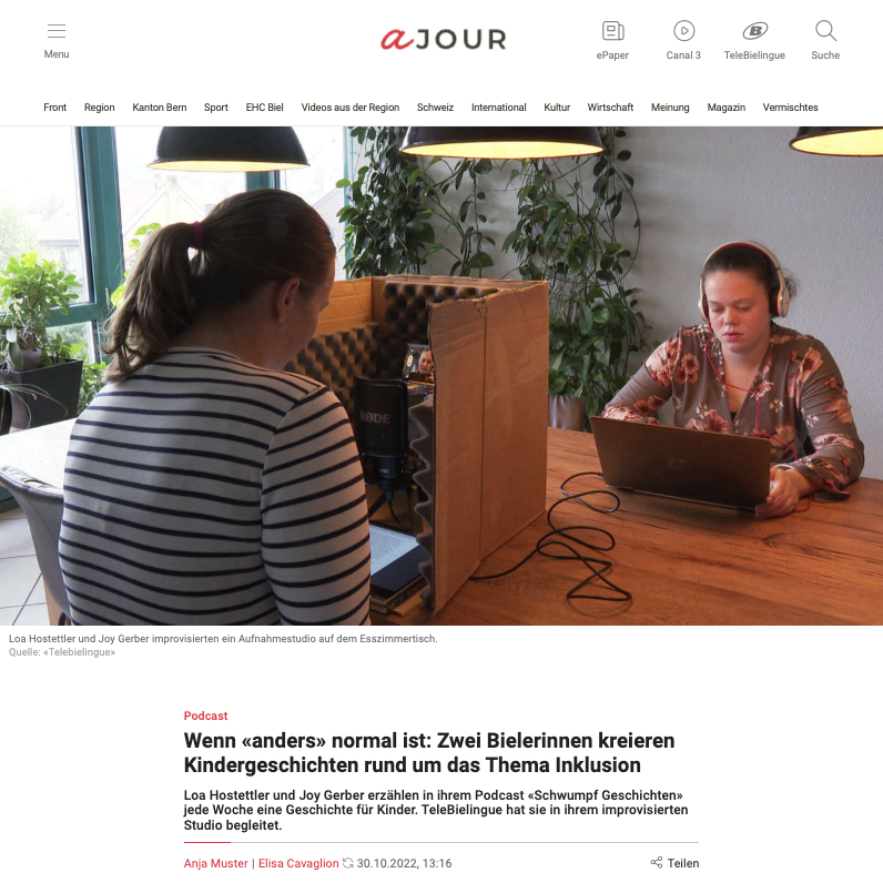 Loa und Joy sitzend an einem Holztisch bei der Aufnahme der Schwumpf Geschichten.
